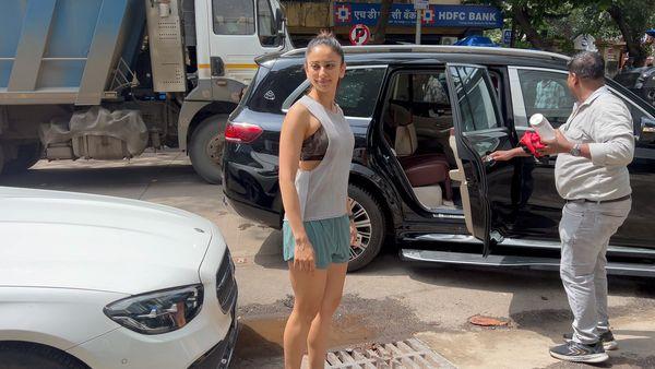 rakul-preet-singh-was-snapped-at-the-gym-in-bandra-staying-fit-and-fabulous-as-always